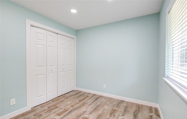 Building Photo - Like New Modern 3 BD, 2 BA Home with Garage
