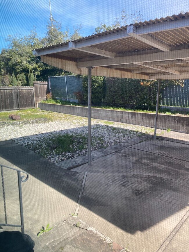 Building Photo - Immaculate shape 3 bedroom 2.5 bath home in San Leandro