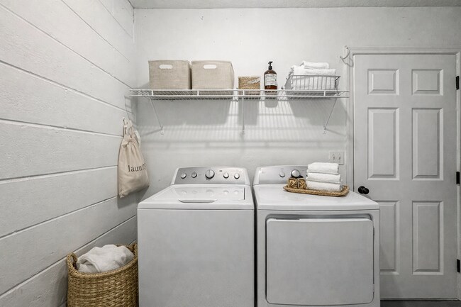 Building Photo - Move-In Ready 3 Bed Home with Garage & Fenced Yard in Tampa, FL