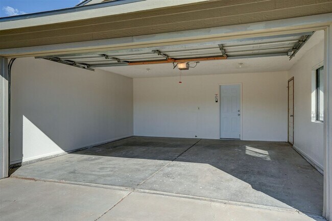 Building Photo - 7930 E Larkspur Ln