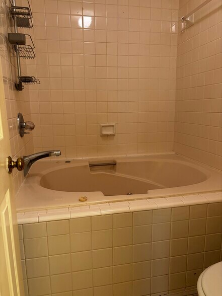 Master bath - 2108 Hamilton Pl N