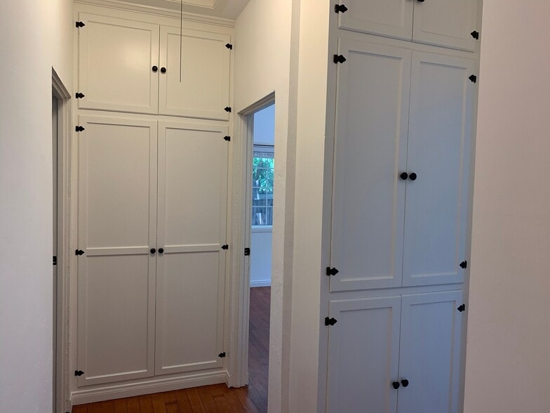 Building Photo - 5046 La Roda Ave