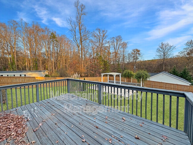 Building Photo - 708 Maple Dr