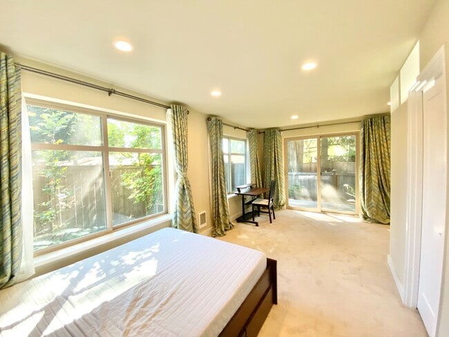 Building Photo - Built in 2017 – Stunning Modern Home for R...