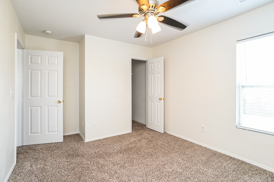 Building Photo - 2222 Buckleigh Dr