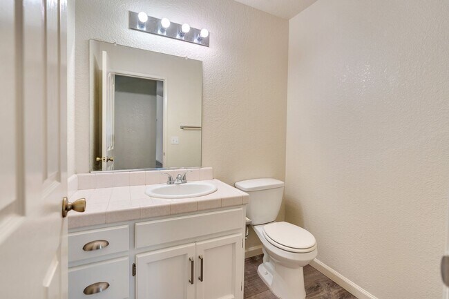 Building Photo - BEAUTIFUL 4 BEDROOM HOME WITH SWIMMING POOL!