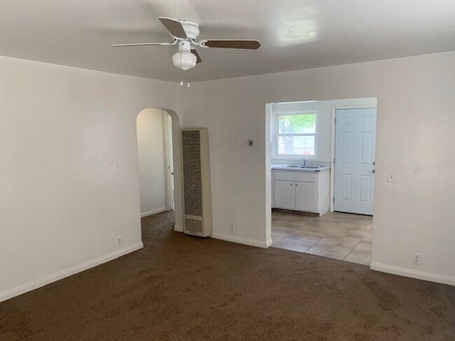 Building Photo - 213 Oildale Dr