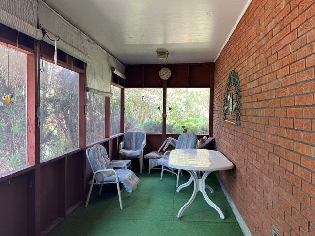 Building Photo - Charming 4-Bed, 1.5-Bath Home on the Outsk...