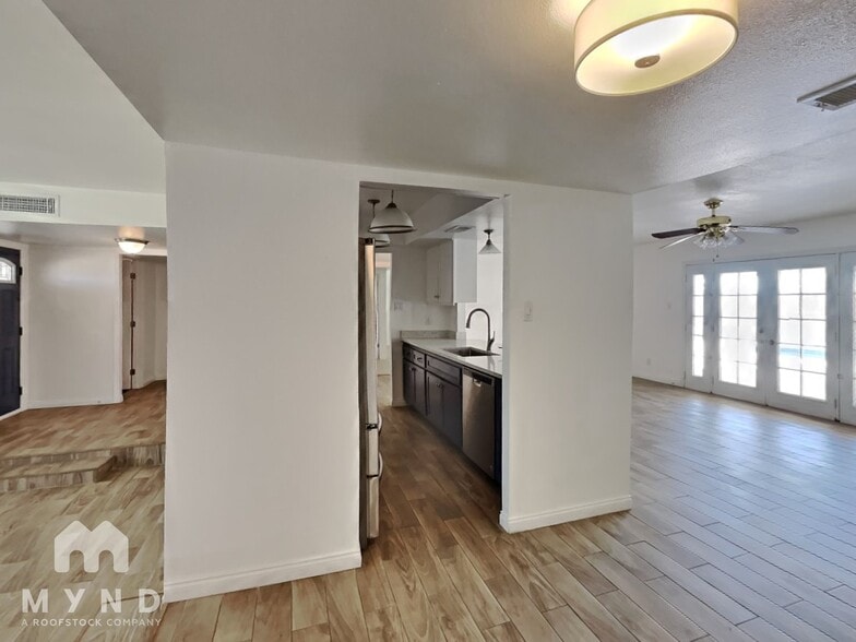 Building Photo - 400 E Greenway Dr