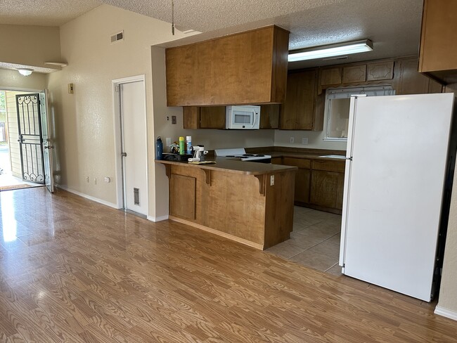 Building Photo - 3613 Almeria Dr