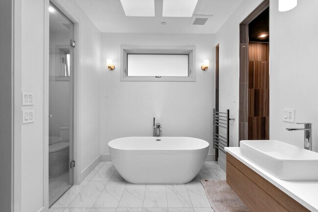 Building Photo - 5 Bed 4.5 Bath - Bethesda Contemporary Home