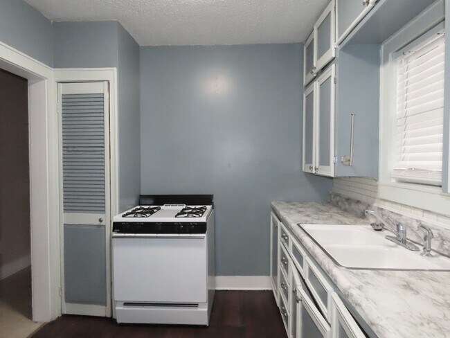 Building Photo - Charming 1 Bedroom, 1 Bath Upstairs Apartment