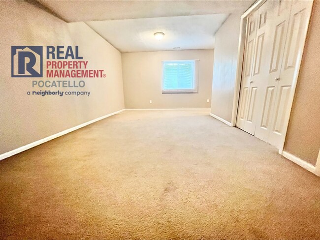 Building Photo - 4 Bedroom 1.5 Bath Townhome