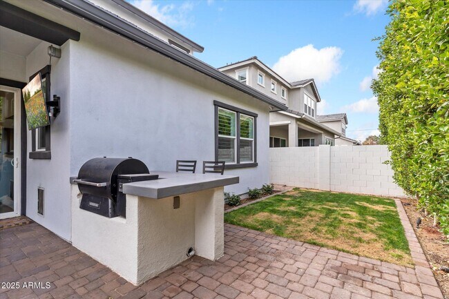 Building Photo - 1332 E Sierra Vis Dr