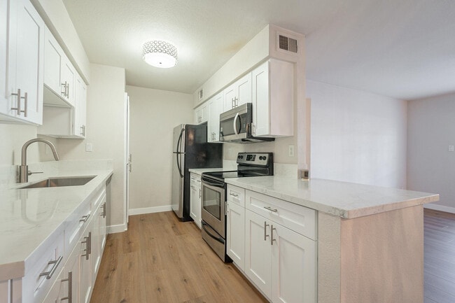 Building Photo - 5995 N 78th St