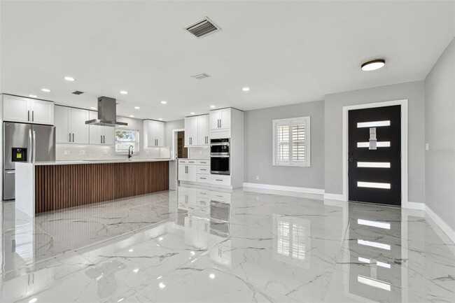 Building Photo - 3913 Fontainebleau Dr
