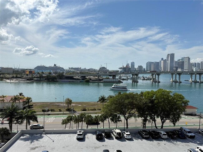 Building Photo - 801 N Venetian Dr