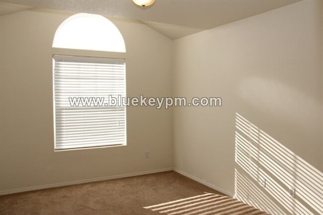 Building Photo - 2 Bed, 2.5 Bath  Townhome in Rockwood Neighborhood