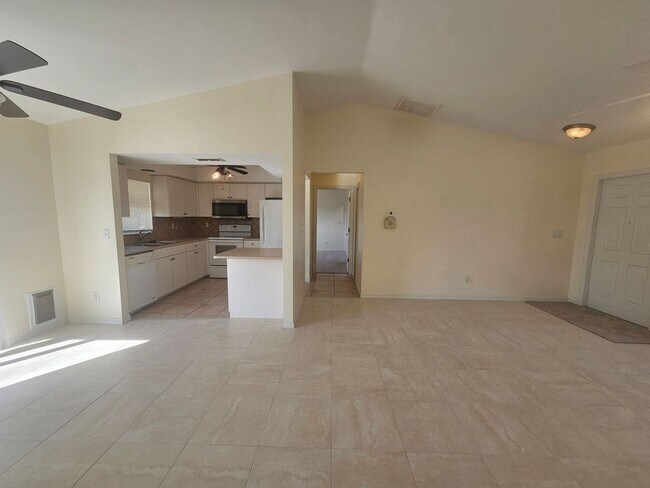 Building Photo - 3/2/2 Annual Rental Available!!