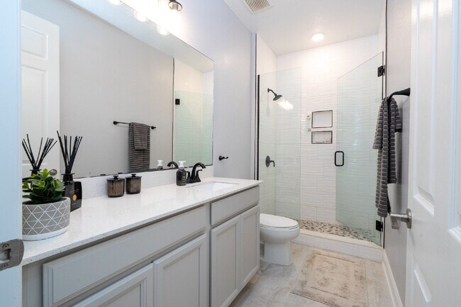 Building Photo - "Spacious 4-Bedroom Retreat with 3 Full Baths in Winter Garden's Serene Sanctuary"
