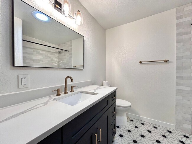Building Photo - Cozy 3-Bedroom, 2-Bath Home with Covered D...