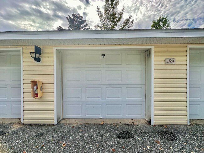 Building Photo - Stylish 2 bed, 2.5 Bath Condo in Magnolia Place | Private Garage | $1,550.00