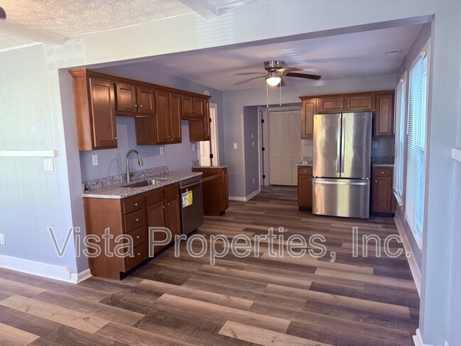 Building Photo - 538 University Ave