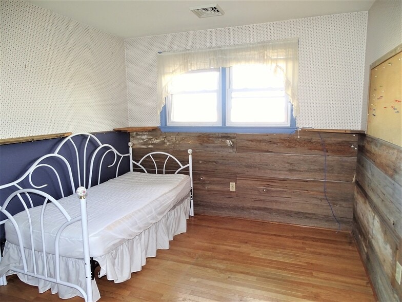 Building Photo - 1357 E Oregon Rd