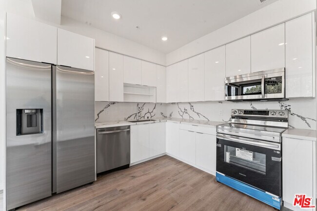Building Photo - 3105 Bellevue Ave