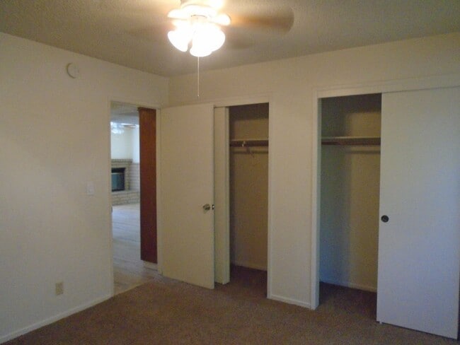 Building Photo - SW BAKERSFIELD--WON'T LAST LONG !  Applica...