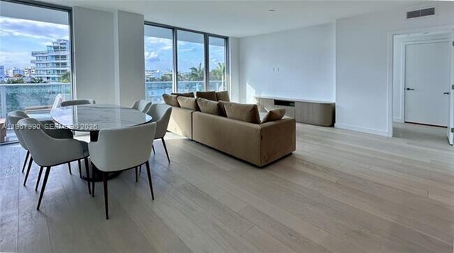 Building Photo - 9201 E Bay Harbor Dr