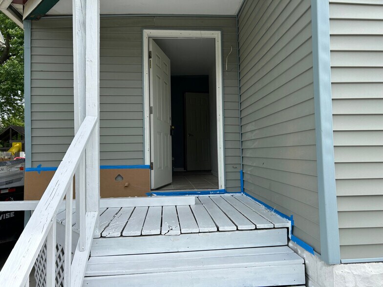 Building Photo - 600 N Sherman St