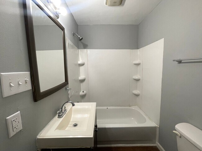 Building Photo - 601 S Cherry St