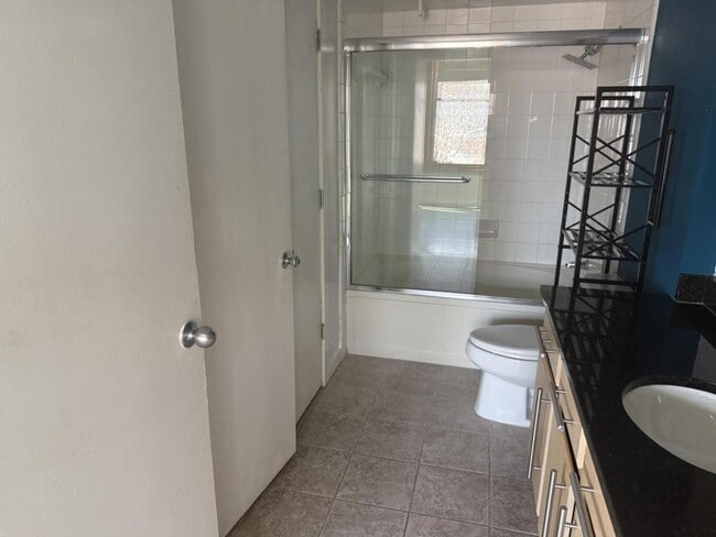 Building Photo - 2502 Live Oak St