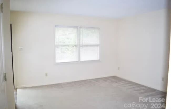 Building Photo - Private 2BD/1.5BA Townhouse in Prime NW Hi...