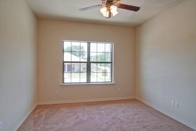 Building Photo - Immediate Move in! HUGE 3/3 duplex just Mi...