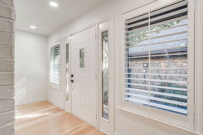 Building Photo - Easy Townhouse Living