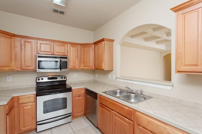 Building Photo - 3 bedroom Townhome in NW side for Rent! 50% off first months rent: November 2023 Special!