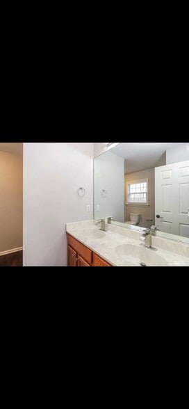 Building Photo - 5141 Windsbury Ridge Rd