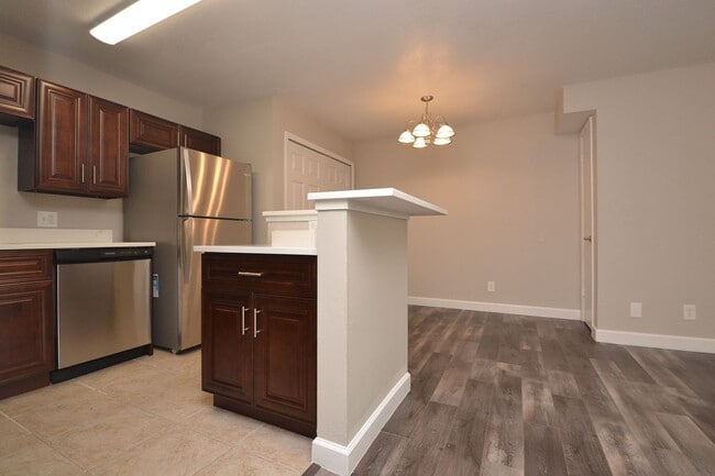 Building Photo - 1/1 Condo in Altamonte Springs ~ Gated Lak...