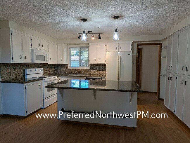 Building Photo - 3 Bedroom House with many upgrades!