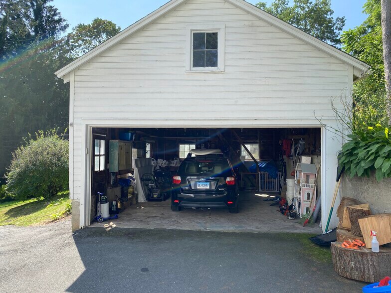 1 car garage - 80 Torrington Ave