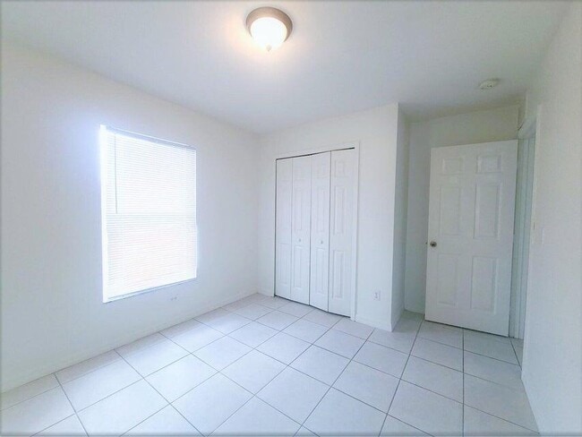 Building Photo - 1632 SE Chello Ln