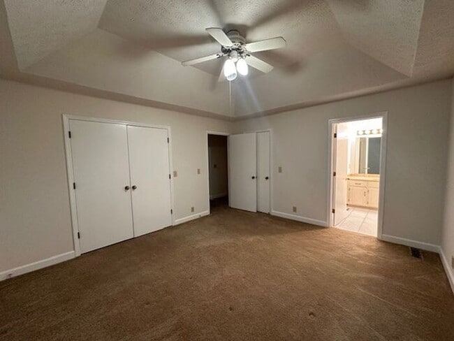 Building Photo - Spacious Townhouse in Woodlawn Area