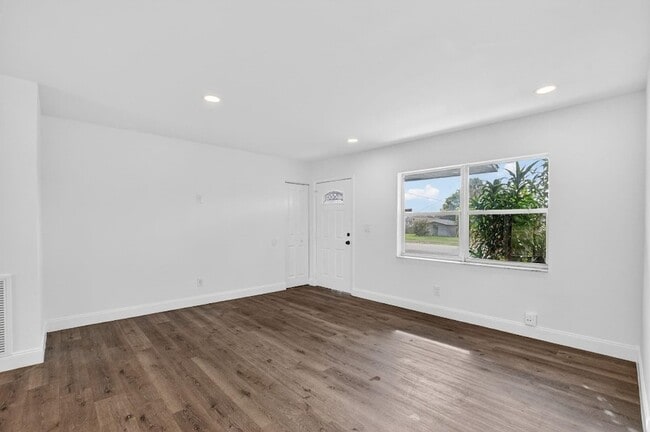 Building Photo - 291 NW 7th Ct