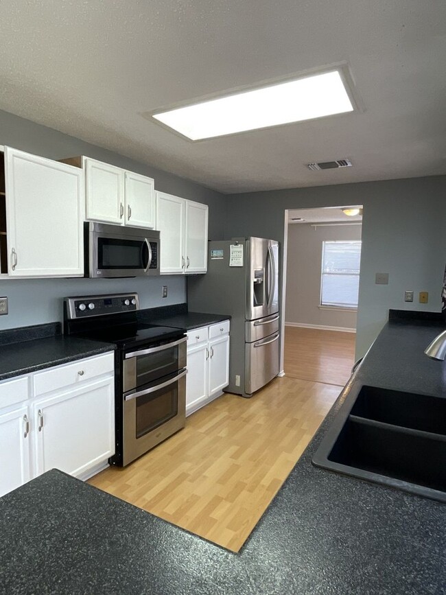 Building Photo - Converse 4 bedroom 2.5 bath 2334 sqft with...