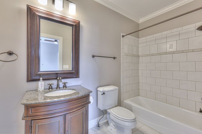 Building Photo - Stunning Executive Townhome in the Heart o...