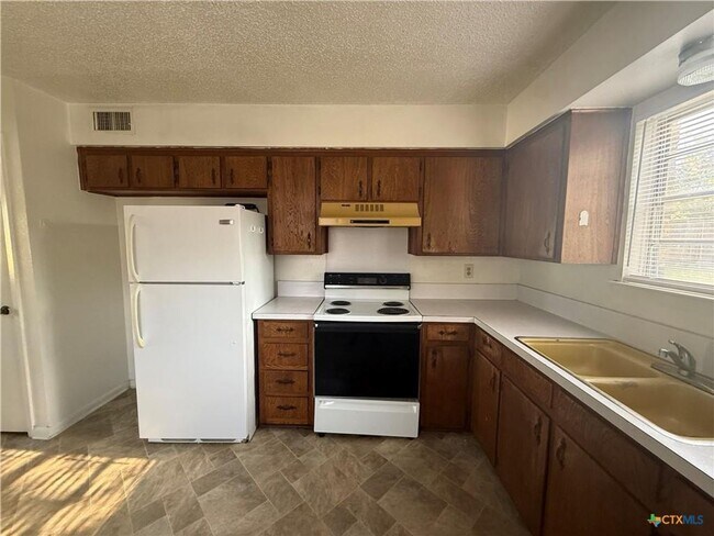 Building Photo - 601 Westview Cir