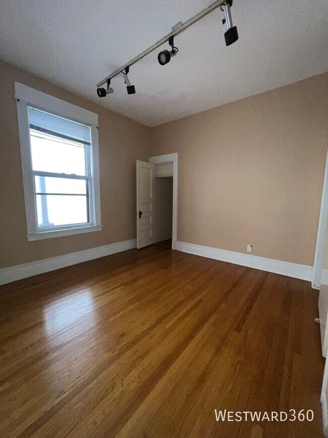 Building Photo - 420 N Marion St