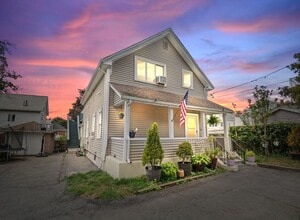 Building Photo - 48 Tapped St